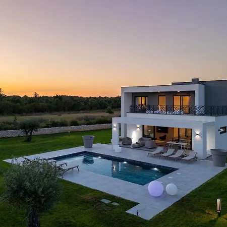 New! Luxury Montira - 50 M2 Heated Pool Jursici